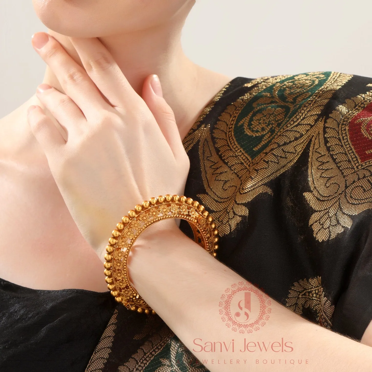ANTIQUE MATT GOLD PLATED FLOWER LOOK PACHELI BANGLES