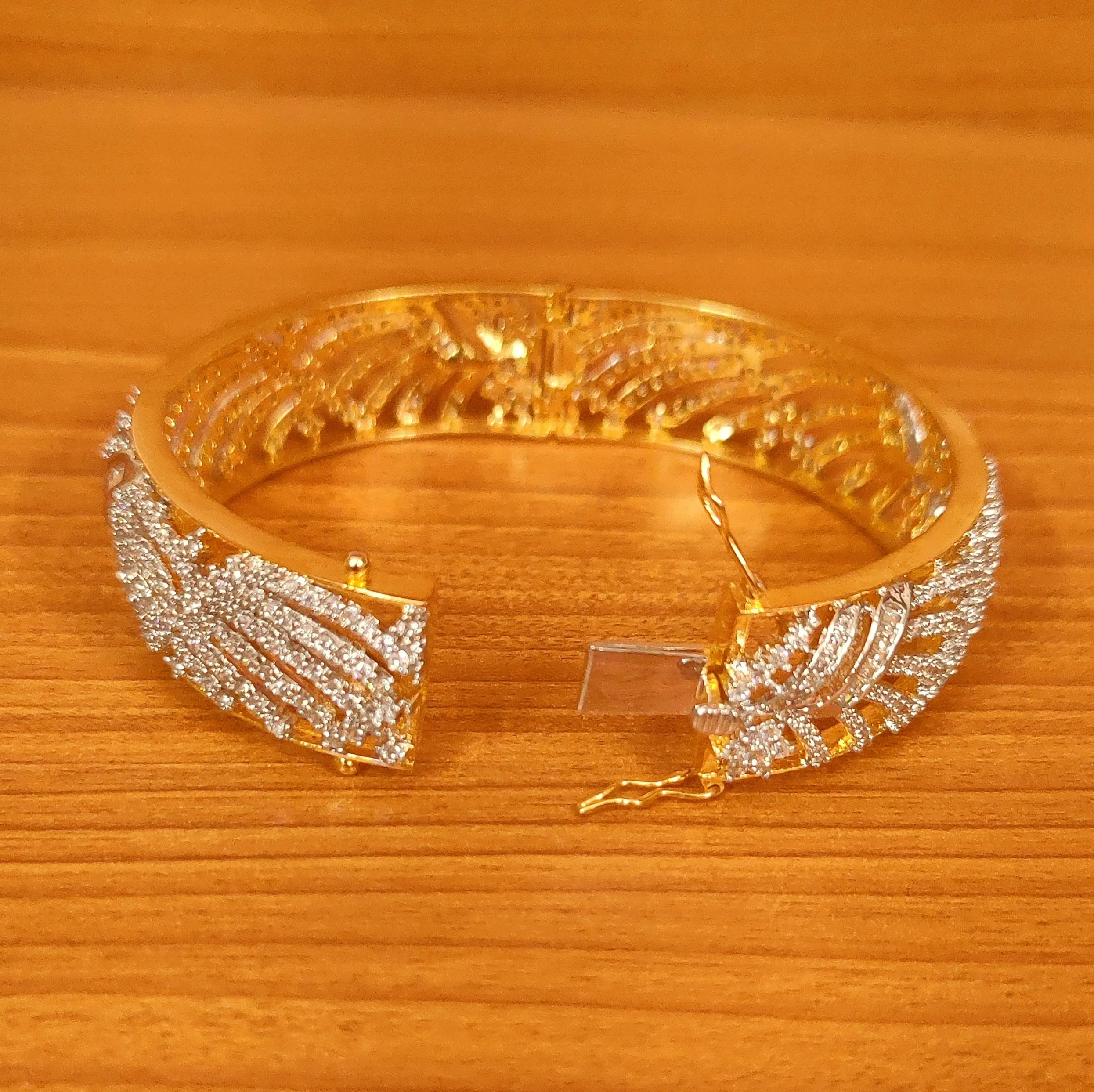 DIAMOND LOOK CZ STUDDED OPENABLE KADA