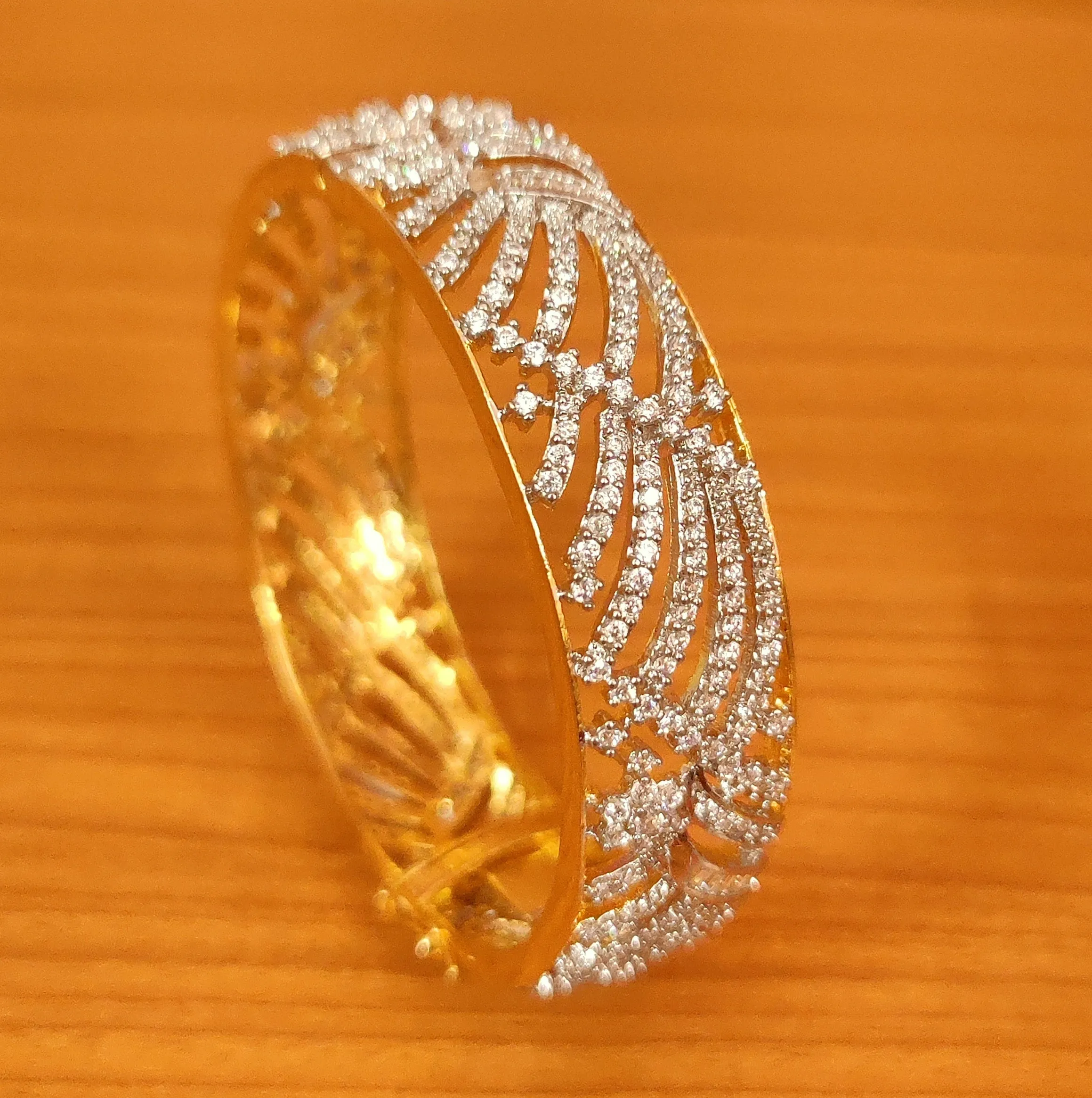 DIAMOND LOOK CZ STUDDED OPENABLE KADA