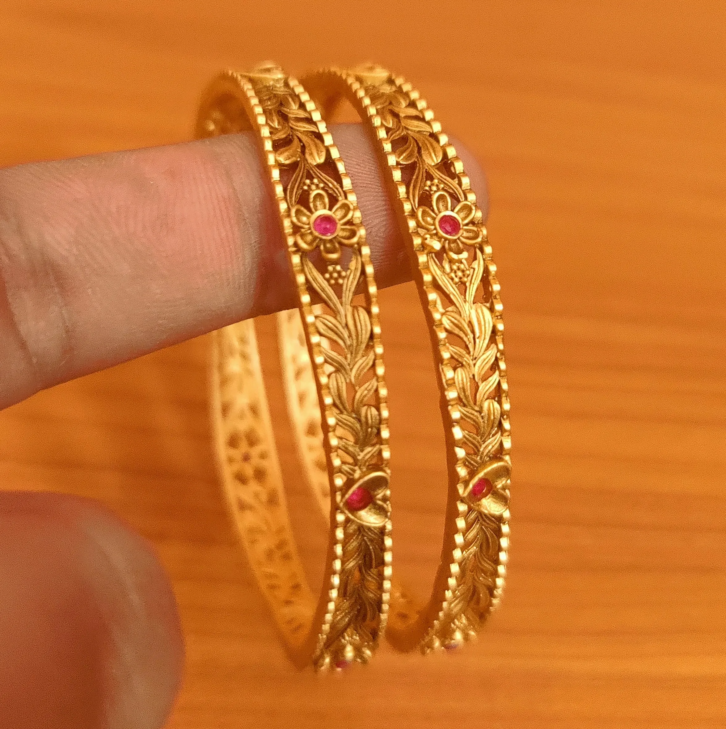 GOLD PLATED MATT LOOK FLOWER BANGLES