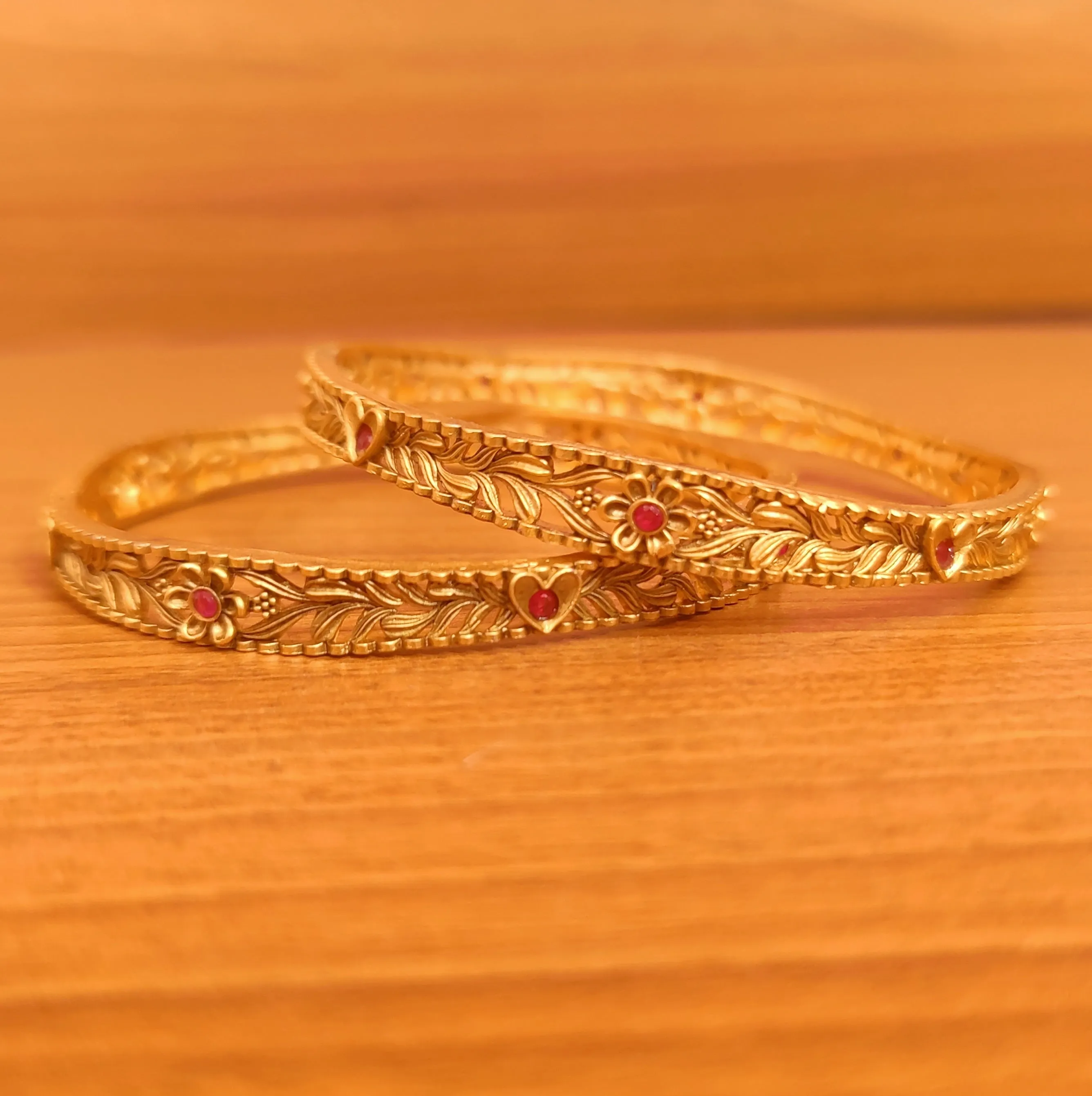GOLD PLATED MATT LOOK FLOWER BANGLES