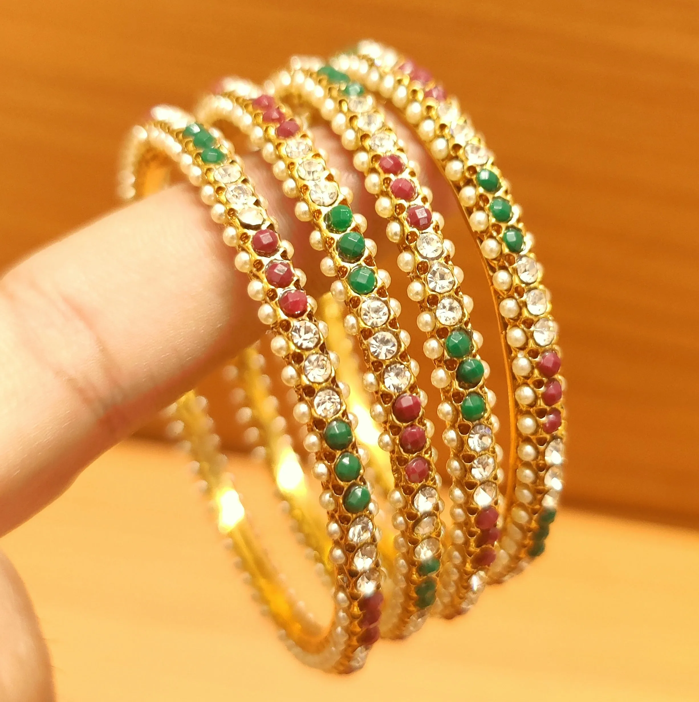 MULTICOLUR IMITATION BEADS AND PEARL SET OF 4 BANGLES