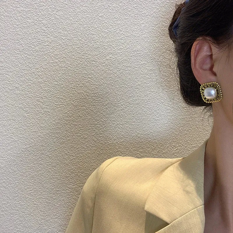 New Fashion Fresh Fine Rhinestone Stud Earrings for Women