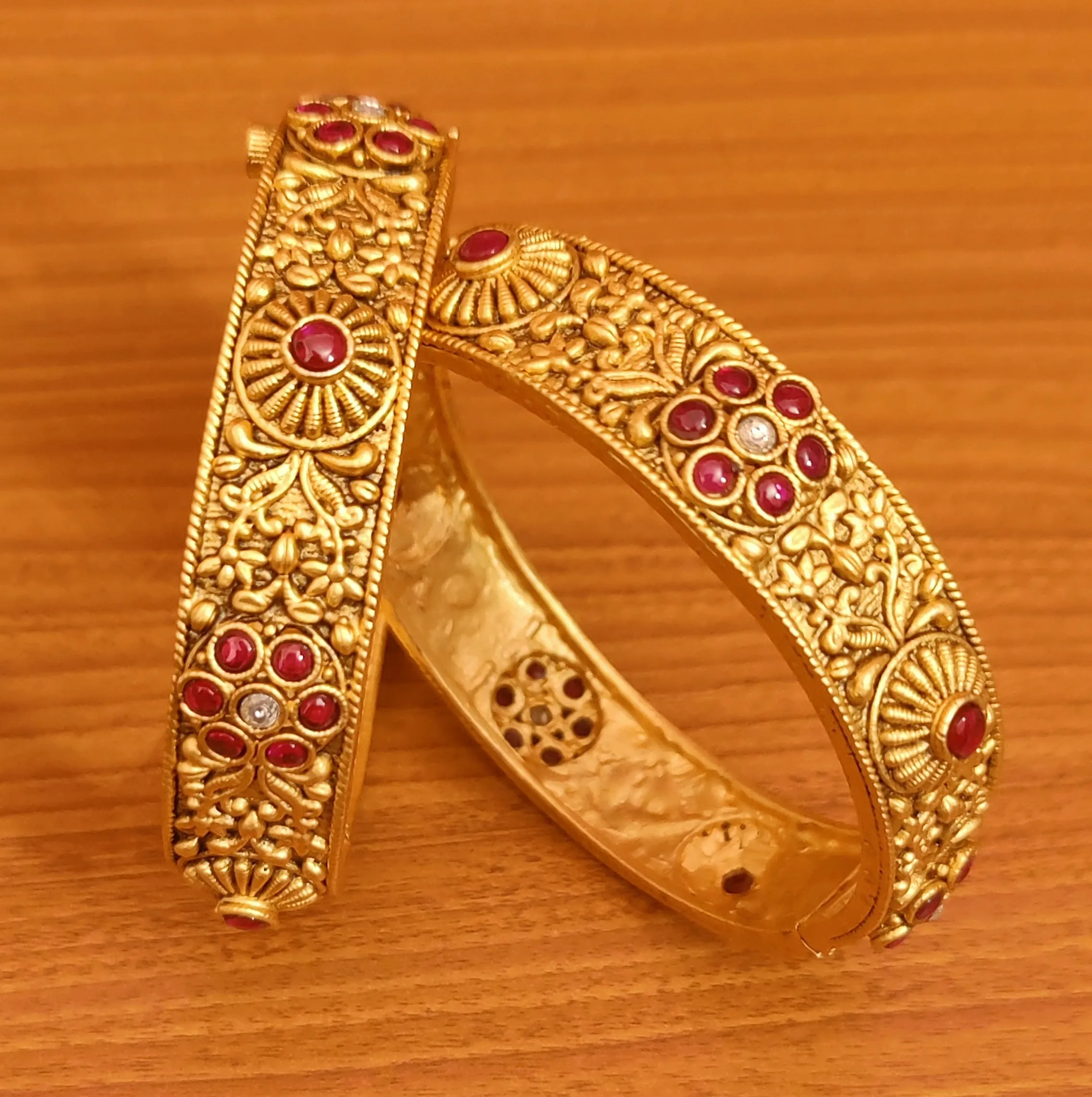RUBY GOLD LOOK MATT FINISH OPENABLE BANGLES