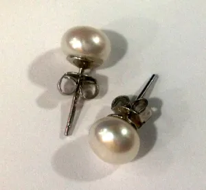 Small Freshwater Pearl Studs
